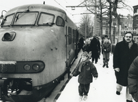 109284 Afbeelding van bezoekers van het Spoorwegmuseum (Maliebaanstation) te Utrecht die per trein op het terrein van ...
